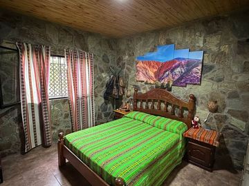 VENTA CASA LOS ALISOS 2 DORM+MONOAMBIENTE C/PILETA