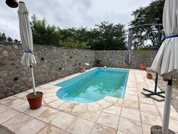 VENTA CASA LOS ALISOS 2 DORM+MONOAMBIENTE C/PILETA