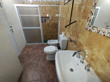 VENTA CASA LOS ALISOS 2 DORM+MONOAMBIENTE C/PILETA