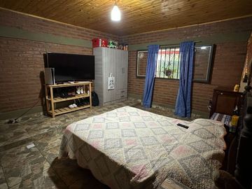 VENTA CASA LOS ALISOS 2 DORM+MONOAMBIENTE C/PILETA