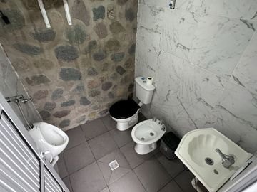 VENTA CASA LOS ALISOS 2 DORM+MONOAMBIENTE C/PILETA