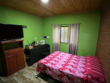 VENTA CASA LOS ALISOS 2 DORM+MONOAMBIENTE C/PILETA