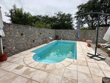VENTA CASA LOS ALISOS 2 DORM+MONOAMBIENTE C/PILETA