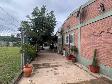 VENTA CASA LOS ALISOS 2 DORM+MONOAMBIENTE C/PILETA
