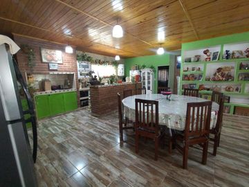 VENTA CASA LOS ALISOS 2 DORM+MONOAMBIENTE C/PILETA