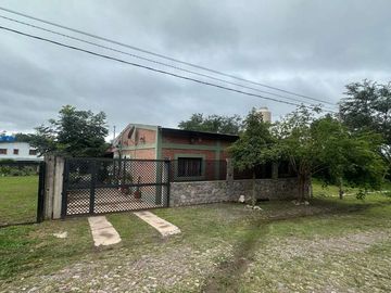 VENTA CASA LOS ALISOS 2 DORM+MONOAMBIENTE C/PILETA