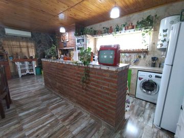 VENTA CASA LOS ALISOS 2 DORM+MONOAMBIENTE C/PILETA