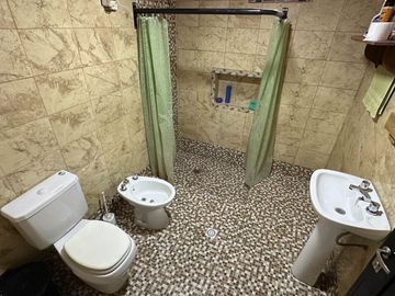 VENTA CASA LOS ALISOS 2 DORM+MONOAMBIENTE C/PILETA