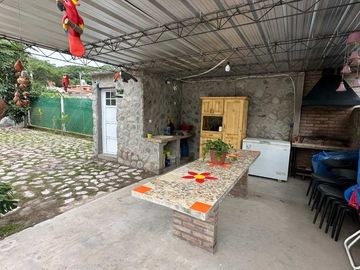 VENTA CASA LOS ALISOS 2 DORM+MONOAMBIENTE C/PILETA