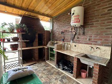 VENTA CASA LOS ALISOS 2 DORM+MONOAMBIENTE C/PILETA