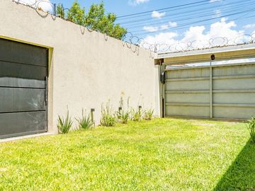 CASA DE 3 DORMIS - EN VENTA - GALERIA Y JARDIN