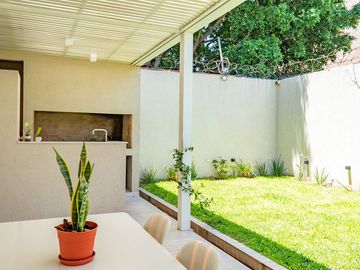 CASA DE 3 DORMIS - EN VENTA - GALERIA Y JARDIN