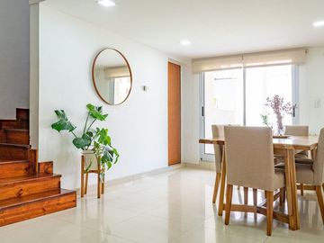 CASA DE 3 DORMIS - EN VENTA - GALERIA Y JARDIN