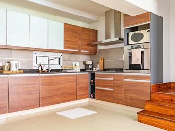 CASA DE 3 DORMIS - EN VENTA - GALERIA Y JARDIN