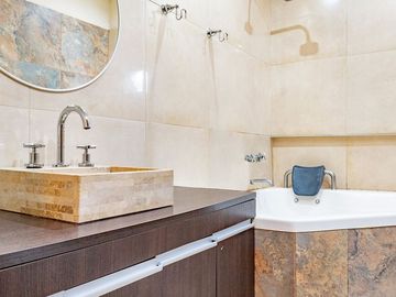 CASA DE 3 DORMIS - EN VENTA - GALERIA Y JARDIN