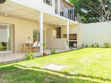 CASA DE 3 DORMIS - EN VENTA - GALERIA Y JARDIN
