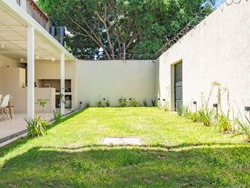 CASA DE 3 DORMIS - EN VENTA - GALERIA Y JARDIN