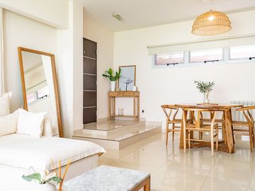 CASA DE 3 DORMIS - EN VENTA - GALERIA Y JARDIN