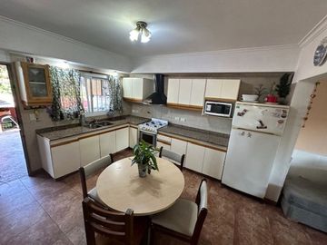 VENTA CASA 3 AMB + 2 DEPTOS. VILLA ADELINA