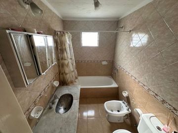 VENTA CASA 3 AMB + 2 DEPTOS. VILLA ADELINA