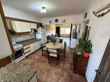 VENTA CASA 3 AMB + 2 DEPTOS. VILLA ADELINA