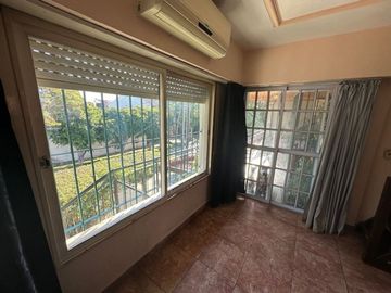 VENTA CASA 3 AMB + 2 DEPTOS. VILLA ADELINA