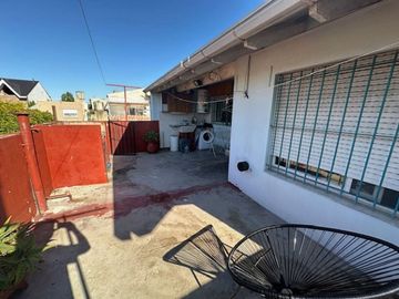 VENTA CASA 3 AMB + 2 DEPTOS. VILLA ADELINA
