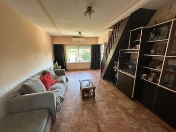 VENTA CASA 3 AMB + 2 DEPTOS. VILLA ADELINA
