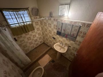 VENTA CASA 3 AMB + 2 DEPTOS. VILLA ADELINA