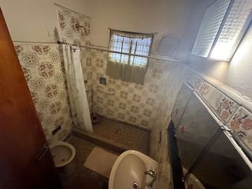 VENTA CASA 3 AMB + 2 DEPTOS. VILLA ADELINA