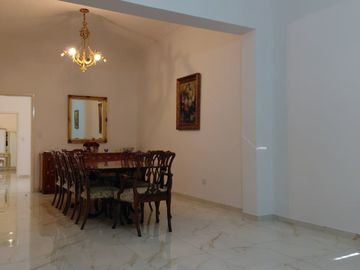 5 Amb CASA Jardin Quincho Cochera VENTA FLORES