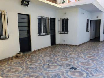 5 Amb CASA Jardin Quincho Cochera VENTA FLORES