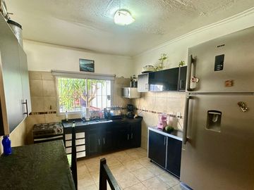 VENTA 2 CASAS con LOTE de 8,66 x47 mts. AVELLANEDA