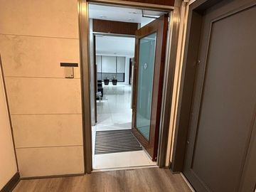 Oficina PREMIUM-Venta-2 Cocheras, Impecable-Centro