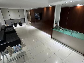 Oficina PREMIUM-Venta-2 Cocheras, Impecable-Centro