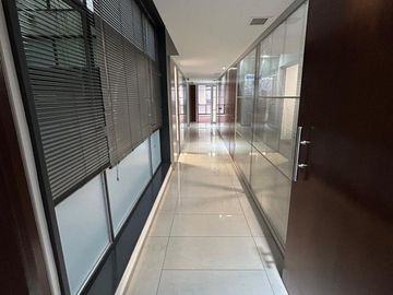 Oficina PREMIUM-Venta-2 Cocheras, Impecable-Centro