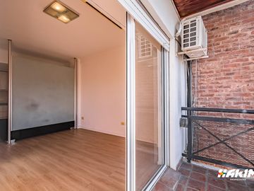 Departamento de 1 ambiente al frente con balcón corrido en alquiler. Monoambiente en Villa Urquiza