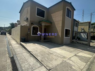 Casa en VENTA 4 DORT ESQUINERA URB LA JOYA (JLR)