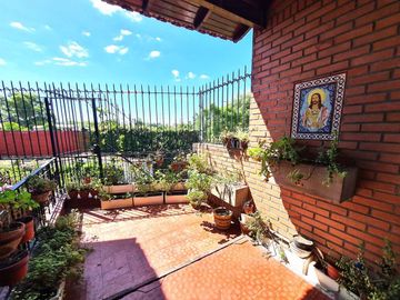 CHALET EN PH ESTILO ESPAÑOL 5 AMB. EN PIÑEYRO