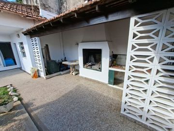 CHALET 8 AMBIENTES EN VENTA EN ADROGUE CON PARQUE