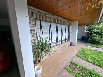 CHALET 8 AMBIENTES EN VENTA EN ADROGUE CON PARQUE