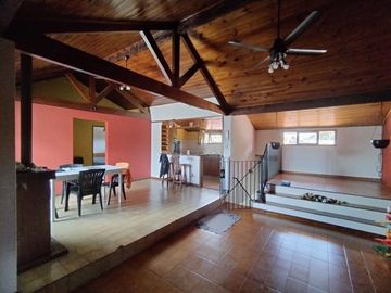 CHALET 8 AMBIENTES EN VENTA EN ADROGUE CON PARQUE