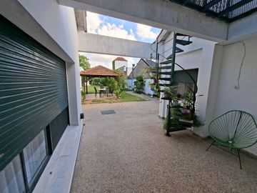 CHALET 8 AMBIENTES EN VENTA EN ADROGUE CON PARQUE