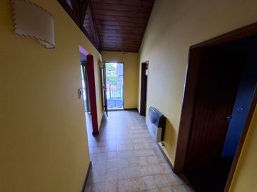 CHALET 8 AMBIENTES EN VENTA EN ADROGUE CON PARQUE