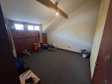 CHALET 8 AMBIENTES EN VENTA EN ADROGUE CON PARQUE