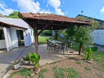 CHALET 8 AMBIENTES EN VENTA EN ADROGUE CON PARQUE