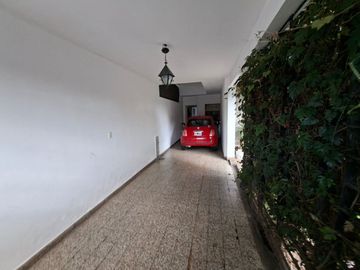 CHALET 8 AMBIENTES EN VENTA EN ADROGUE CON PARQUE