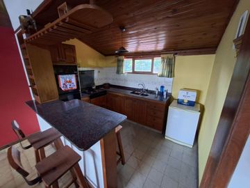 CHALET 8 AMBIENTES EN VENTA EN ADROGUE CON PARQUE