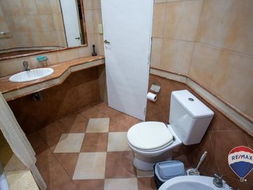 VENTA CASA 5 AMBIENTES ADROGUE QUINCHO Y PILETA