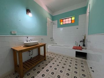 VENTA CASA 4 AMB C/1300M2 Y PILETA- ALEJANDRO KORN